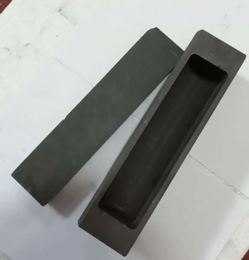 石墨轉(zhuǎn)子是壓縮機(jī)、電動(dòng)機(jī)等設(shè)備的關(guān)鍵部件，對(duì)于許多工業(yè)領(lǐng)域具有重要意義。本文將詳細(xì)介紹石墨轉(zhuǎn)子的結(jié)構(gòu)、工作原理、優(yōu)勢(shì)以及應(yīng)用前景，以幫助讀者更好地了解這一重要的機(jī)械部件。  石墨轉(zhuǎn)子的結(jié)構(gòu) 石墨轉(zhuǎn)子顧名思義，主要由石墨制成。它的結(jié)構(gòu)通常包括直徑、長(zhǎng)度和葉片數(shù)等幾個(gè)主要參數(shù)。石墨轉(zhuǎn)子的直徑通常在幾十毫米到幾百毫米之間，長(zhǎng)度則根據(jù)實(shí)際需要而定，葉片數(shù)則根據(jù)轉(zhuǎn)子的具體應(yīng)用進(jìn)行調(diào)整。  石墨轉(zhuǎn)子的工作原理 石墨轉(zhuǎn)子在壓縮機(jī)、電動(dòng)機(jī)等設(shè)備中主要起到能量轉(zhuǎn)換的作用。在壓縮機(jī)中，石墨轉(zhuǎn)子通過(guò)旋轉(zhuǎn)，將電能轉(zhuǎn)化為機(jī)械能，使氣體壓縮機(jī)的氣體壓縮和輸送效率更高。在電動(dòng)機(jī)中，石墨轉(zhuǎn)子則將電能轉(zhuǎn)化為機(jī)械能，使電動(dòng)機(jī)的運(yùn)轉(zhuǎn)更加平穩(wěn)。  石墨轉(zhuǎn)子的優(yōu)勢(shì) 石墨轉(zhuǎn)子的優(yōu)勢(shì)主要體現(xiàn)在以下幾個(gè)方面： 耐高溫：由于石墨具有很好的耐高溫性能，因此石墨轉(zhuǎn)子可以在高溫環(huán)境下穩(wěn)定工作，使得壓縮機(jī)、電動(dòng)機(jī)等設(shè)備在高溫環(huán)境中仍能保持良好的性能。 耐腐蝕：石墨對(duì)大多數(shù)化學(xué)腐蝕劑都具有很好的抵抗能力，因此石墨轉(zhuǎn)子在腐蝕性環(huán)境中也能保持良好的性能。 轉(zhuǎn)動(dòng)平穩(wěn)：石墨轉(zhuǎn)子的轉(zhuǎn)動(dòng)平穩(wěn)性較高，可以降低機(jī)械設(shè)備的噪音和振動(dòng)，提高設(shè)備的可靠性和使用壽命。  石墨轉(zhuǎn)子的應(yīng)用前景 隨著科技的不斷發(fā)展，石墨轉(zhuǎn)子的應(yīng)用前景也越來(lái)越廣闊。在環(huán)保領(lǐng)域，石墨轉(zhuǎn)子可以用于高效能量回收系統(tǒng)，提高能源利用效率，降低能源浪費(fèi)。在能源領(lǐng)域，石墨轉(zhuǎn)子可以用于制造高效、可靠的電動(dòng)馬達(dá)，提高能源轉(zhuǎn)換效率，為可再生能源的發(fā)展提供支持。 此外，隨著3D打印技術(shù)的不斷發(fā)展，石墨轉(zhuǎn)子的制造也迎來(lái)了新的機(jī)遇。通過(guò)3D打印技術(shù)，可以制造出更復(fù)雜、更精細(xì)的石墨轉(zhuǎn)子，提高其能量轉(zhuǎn)換效率和可靠性。  結(jié)論 石墨轉(zhuǎn)子作為壓縮機(jī)、電動(dòng)機(jī)等設(shè)備的關(guān)鍵部件，具有不可替代的重要作用。其耐高溫、耐腐蝕、轉(zhuǎn)動(dòng)平穩(wěn)等優(yōu)勢(shì)使得石墨轉(zhuǎn)子在許多領(lǐng)域具有廣泛的應(yīng)用前景。隨著科技的不斷發(fā)展，石墨轉(zhuǎn)子的制造和設(shè)計(jì)將迎來(lái)更多的創(chuàng)新和發(fā)展機(jī)遇。未來(lái)，石墨轉(zhuǎn)子將在更多領(lǐng)域發(fā)揮重要作用，為人類的生產(chǎn)和生活提供更多便利和價(jià)值。